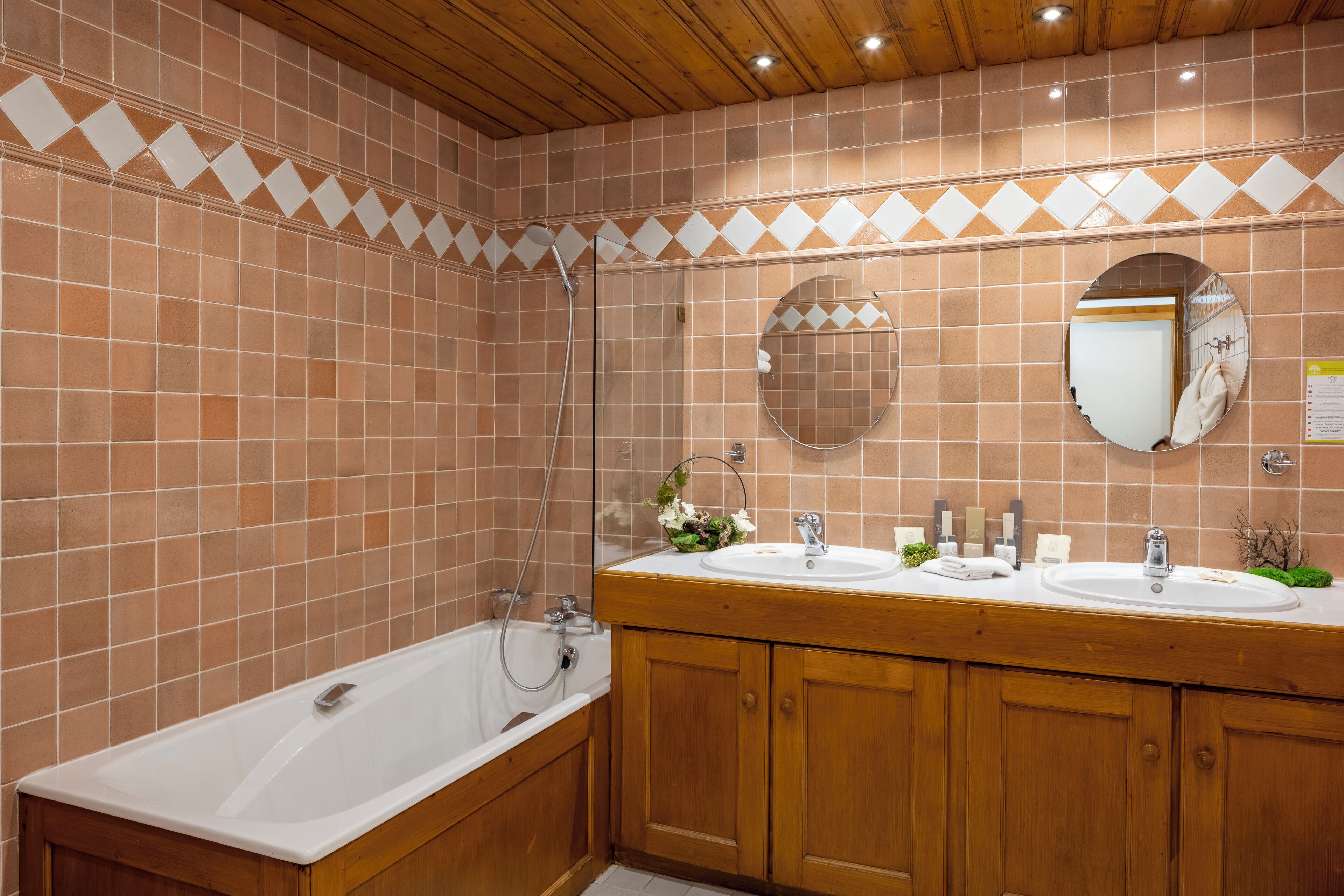 comfort suite | bathroom | combined shower/bathtub, deep-soaking bathtub, free toiletries