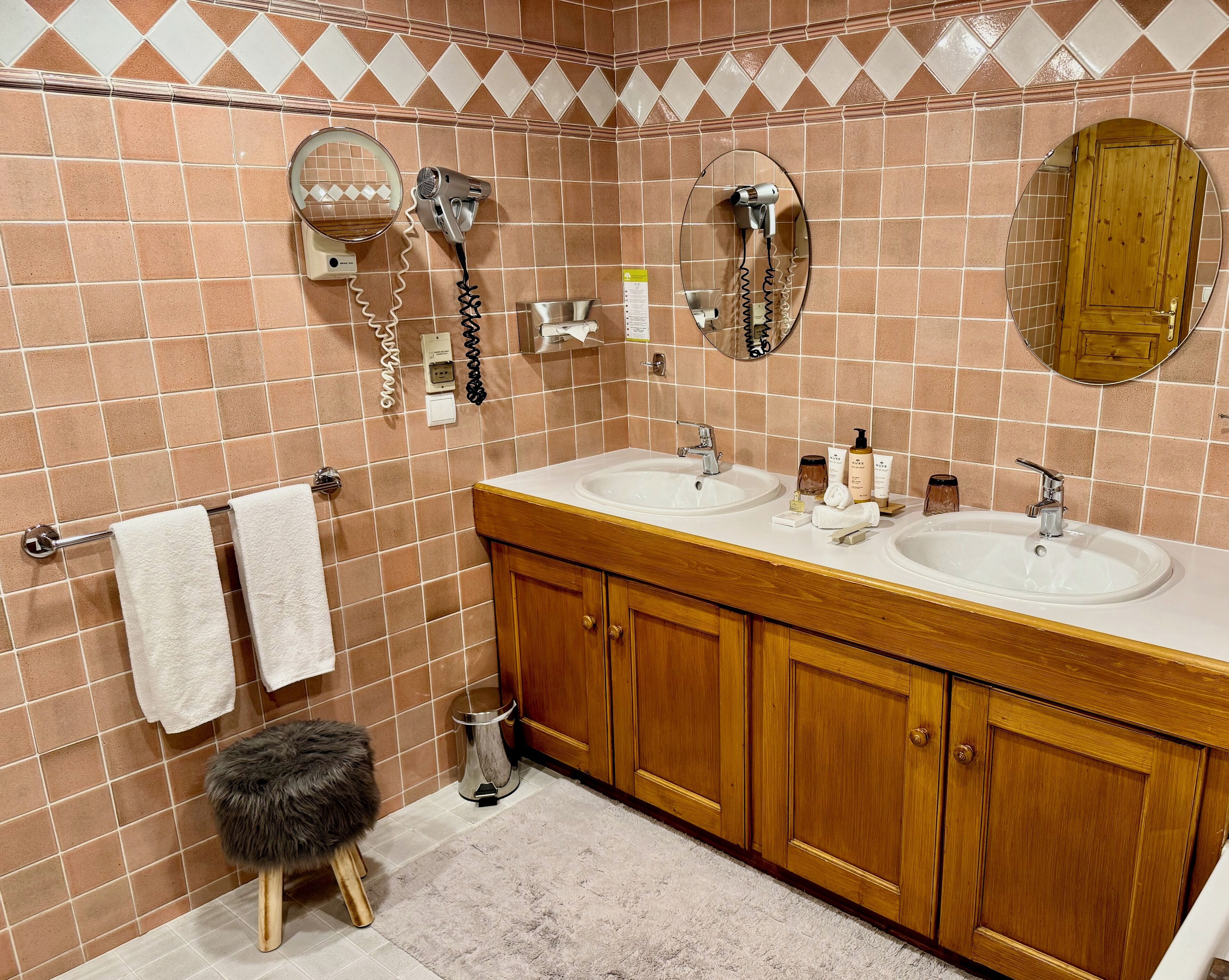 comfort suite | bathroom | combined shower/bathtub, deep-soaking bathtub, free toiletries