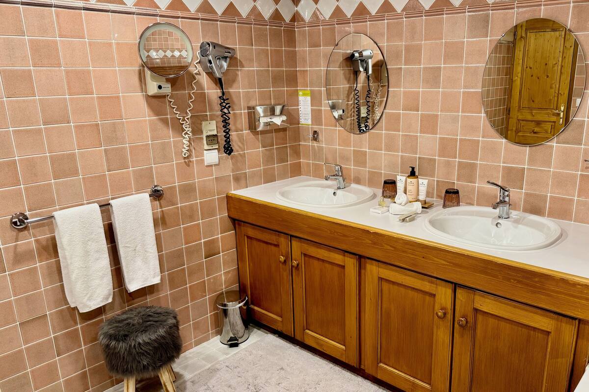 comfort suite | bathroom | combined shower/bathtub, deep-soaking bathtub, free toiletries