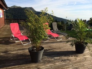A wooden deck with lounge chairs and potted plants. - Le Tuc de l'Etang (Boutx)