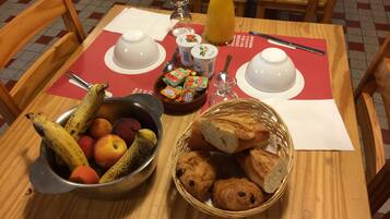 Breakfast, lunch, dinner served; French cuisine