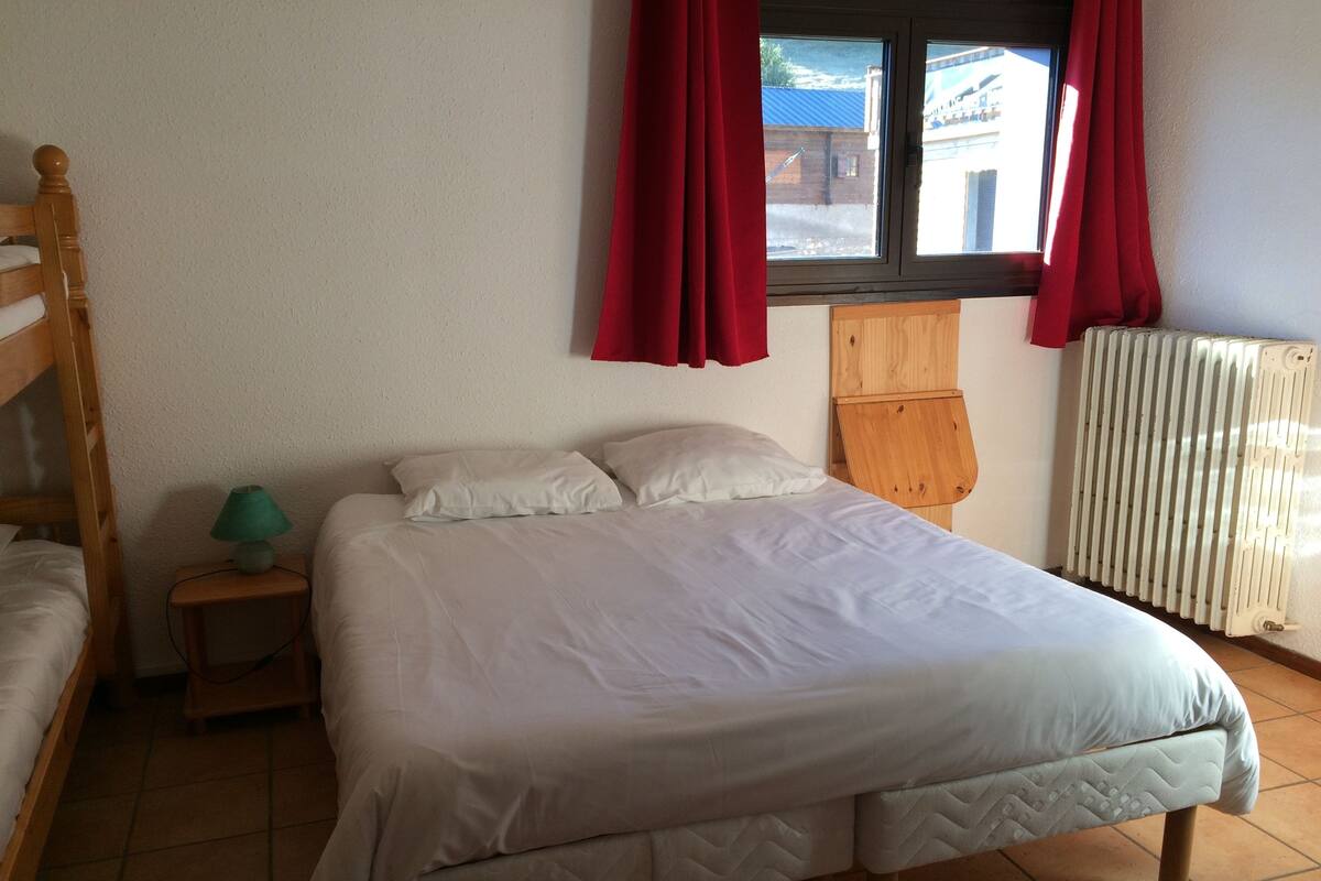 Economy Quadruple Room | Blackout drapes, bed sheets