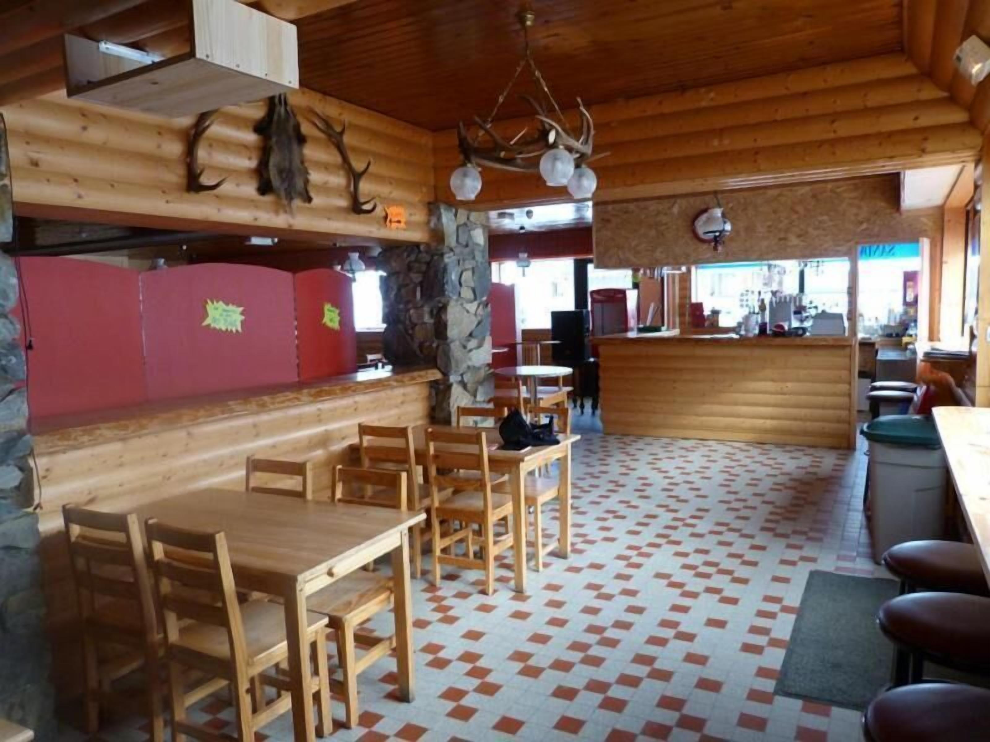 Petit déjeuner, déjeuner et dîner servis sur place