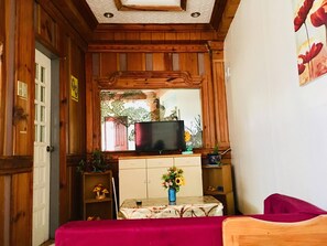 Desk, iron/ironing board, free WiFi, bed sheets - Baguio Vacation House (Baguio)