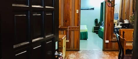 Suite familiar (King) | Escritorio, tabla de planchar con plancha, wifi gratis y ropa de cama