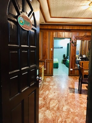 Family Suite (King) | Meja, seterika/papan seterika, Wi-fi percuma, cadar katil