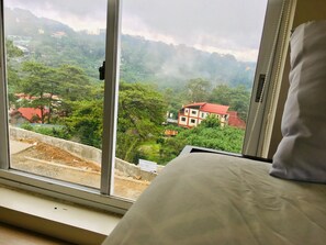 Condo, 2 Bedrooms | Meja, seterika/papan seterika, Wi-fi percuma, cadar katil