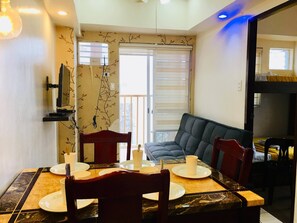 Executive Condo, 2 Bedrooms | Meja, seterika/papan seterika, Wi-fi percuma, cadar katil