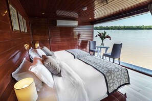 Premium Suite | In-room safe, desk