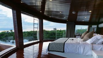Suite Premium | Caja de seguridad en la habitación y escritorio