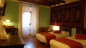 Twin kamer | Een bureau, babybedden, extra bedden, gratis wifi