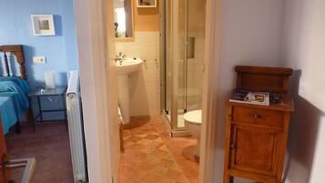 Dusche, kostenlose Toilettenartikel, Haartrockner, Handtücher