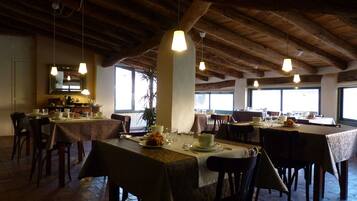 Dagelijks ontbijtbuffet (EUR 8 per persoon)