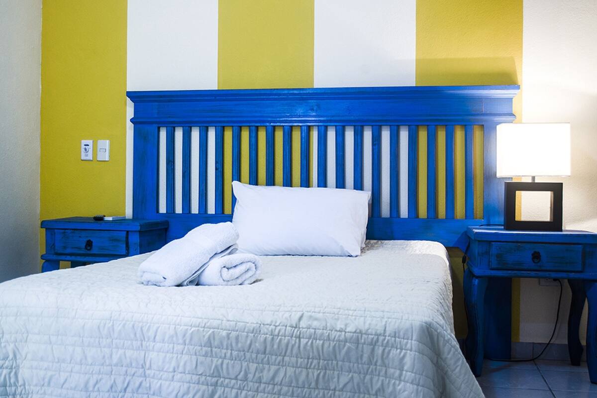 Habitación básica doble, 1 cama matrimonial | Camas extra, wifi gratis y ropa de cama