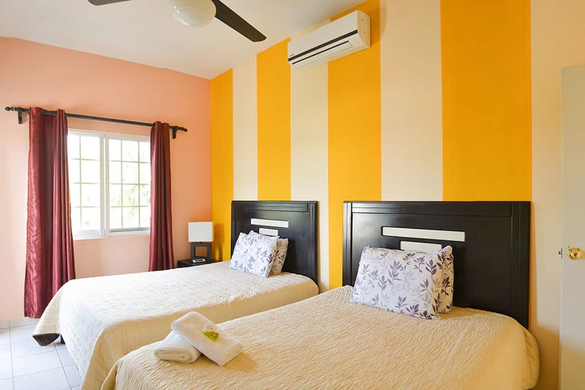 Habitación cuádruple familiar, 2 camas matrimoniales | Camas extra, wifi gratis y ropa de cama