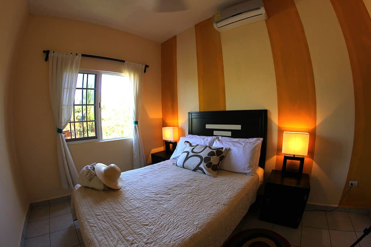 Standard-Doppelzimmer, 1 Queen-Bett | Zustellbetten, kostenloses WLAN, Bettwäsche
