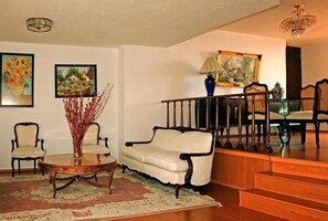 华丽公寓, 2 间卧室 | 起居区 | 平板电视