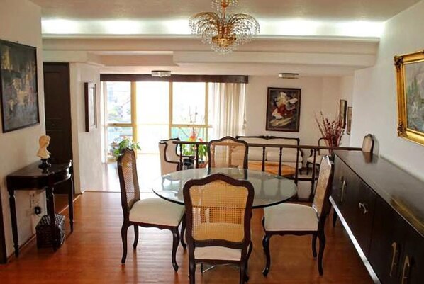 Appartement Deluxe, 2 chambres | Repas dans la chambre