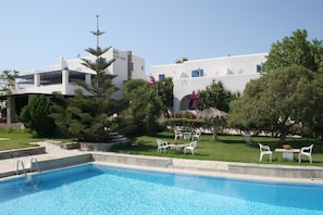 Una piscina al aire libre de temporada