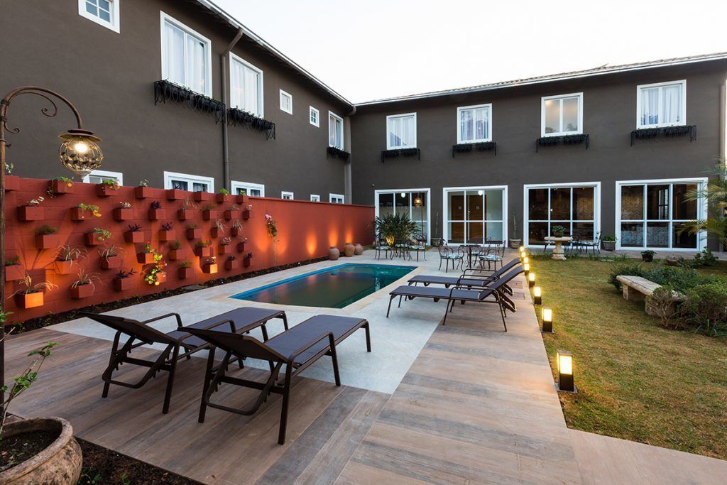 حمّام سباحة خارجي، مقاعد للتشمس