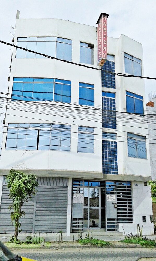 Vista frontal de la propiedad