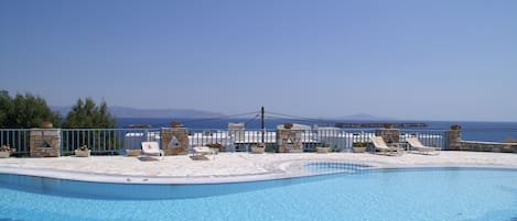 Piscina stagionale all'aperto, ombrelloni da piscina, lettini