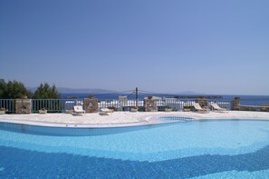 Seasonal outdoor pool, pool umbrellas, pool loungers - Captains Rock (Paros)