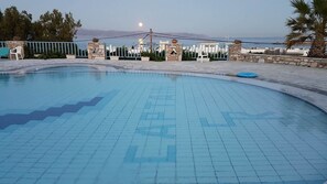 Seasonal outdoor pool, pool umbrellas, pool loungers - Captains Rock (Paros)
