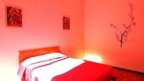Tabla de planchar con plancha, wifi gratis y ropa de cama 