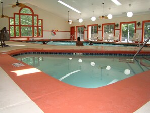 Una piscina cubierta, 2 piscinas al aire libre