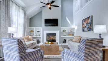 Premium 3 Bedroom - Deluxe | Area keluarga | Televisi 32-inci dengan saluran TV kabel