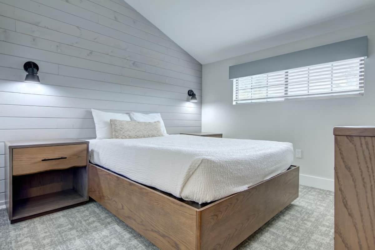 3 bedrooms, iron/ironing board, bed sheets