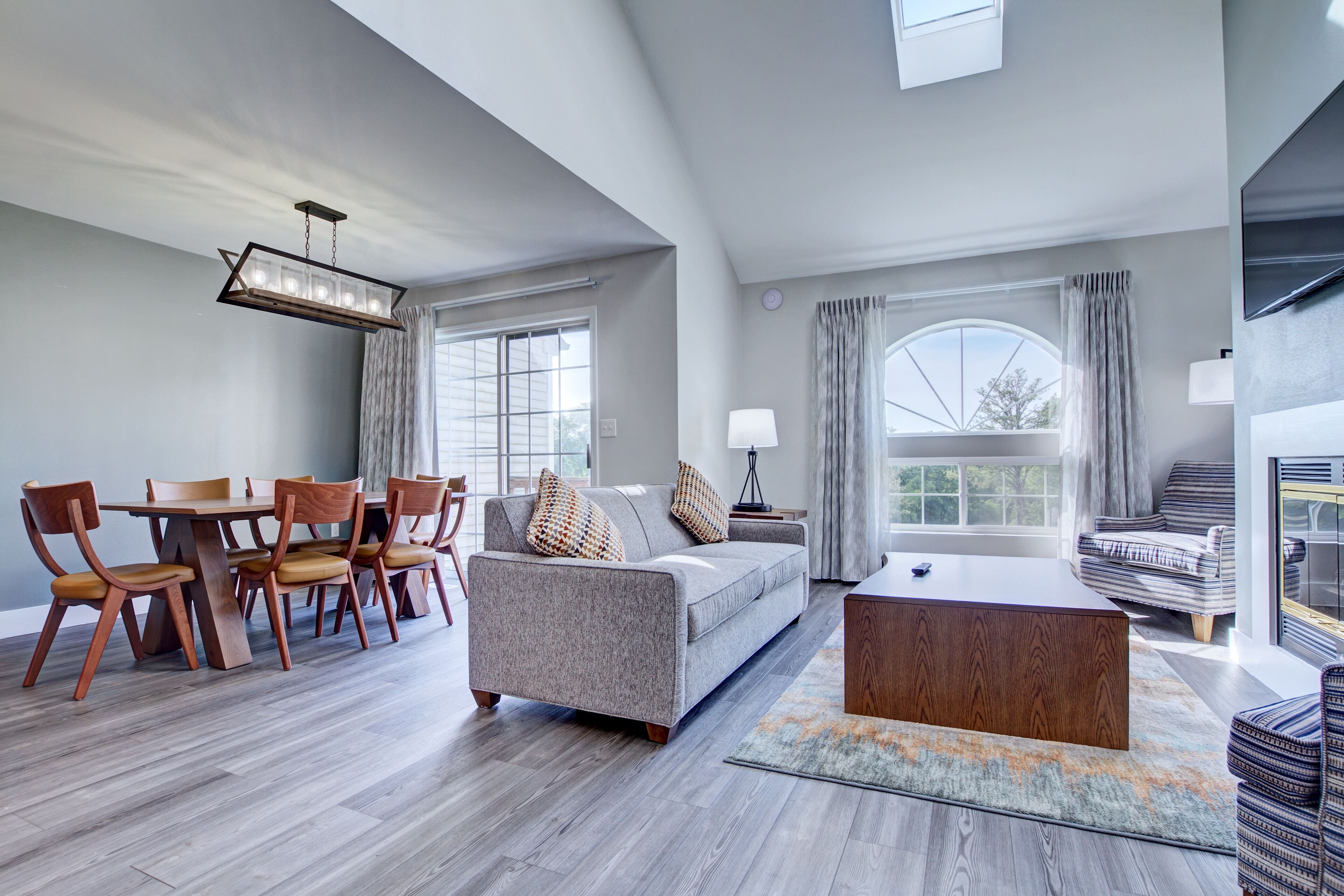 Premium 1 Bedroom - Tree Top | Living area | 32-inch TV with cable channels