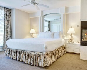 3 Bedroom Deluxe Fairway | Tabla de planchar con plancha y ropa de cama