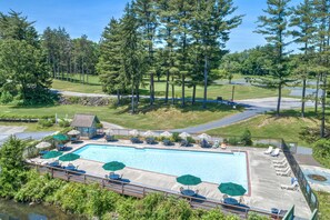 室内游泳池，2 室外游泳池