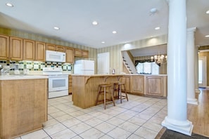 Full-sized fridge, microwave, oven, dishwasher