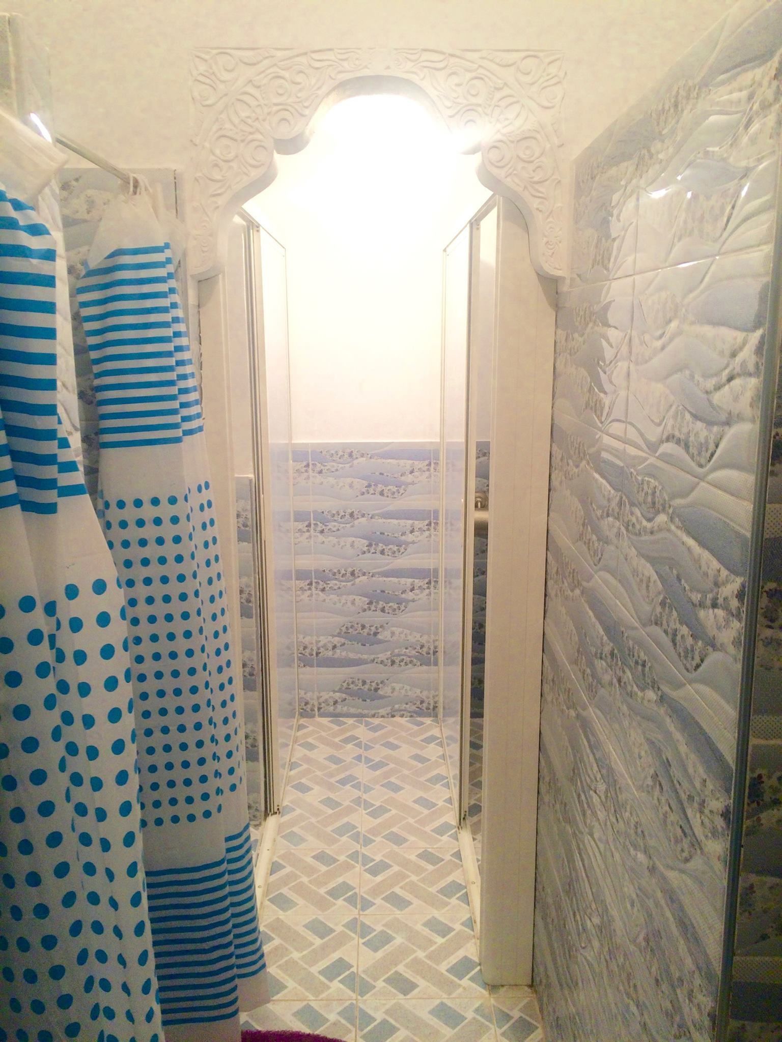 Shower, free toiletries