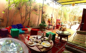 Outdoor dining - Hostel Villa Red City (Marrakech)