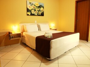 Minibar, iron/ironing board, free WiFi, bed sheets - Londres Royal Hotel (Londrina)