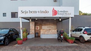 The entrance to the Londres Royal Hotel with a sign reading 'Seja bem-vindo' and a clock tower logo. - Londres Royal Hotel (Londrina)