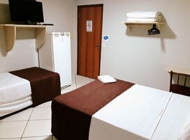 Apartamento Luxo Triplo (1 cama Casal + 1 Solteiro) | Bathroom | Free toiletries, hair dryer, towels