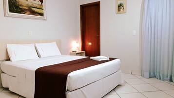 Apartamento Luxo Casal | Frigobar, ferros/tábuas de passar roupa, Wi-Fi de cortesia