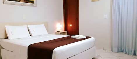 Apartamento Luxo Casal | Minibar, strykjärn/strykbräda, gratis wi-fi och sängkläder