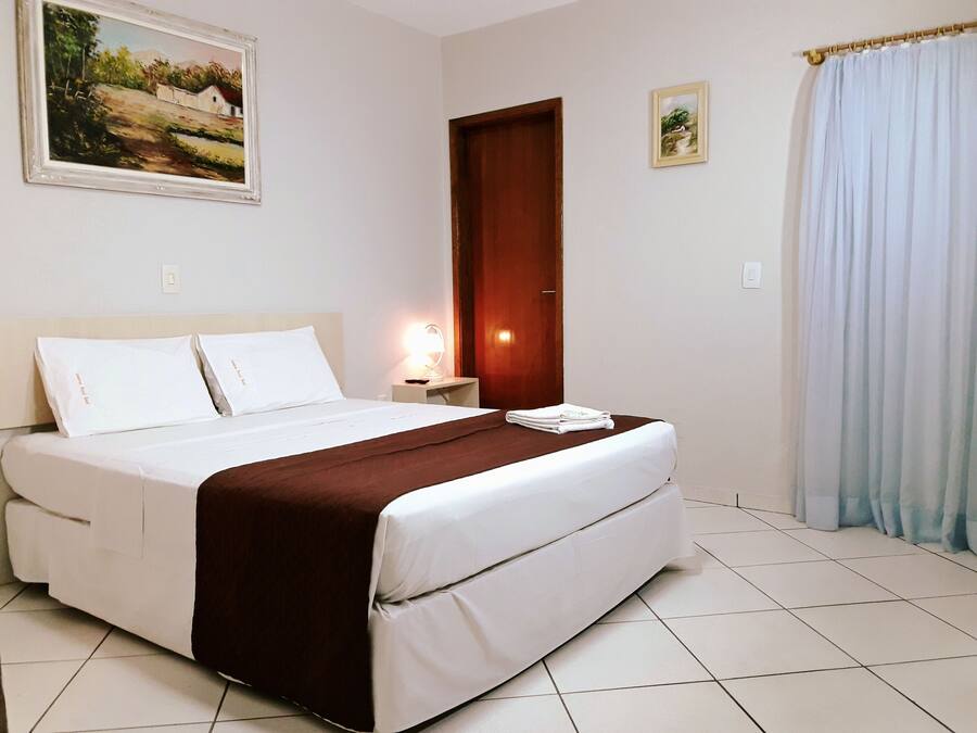 Apartamento Luxo Casal | Minibar, iron/ironing board, free WiFi, bed sheets