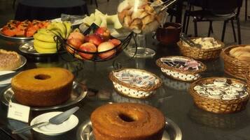 Café da manhã com buffet grátis todos os dias