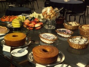 Free daily buffet breakfast - Londres Royal Hotel (Londrina)