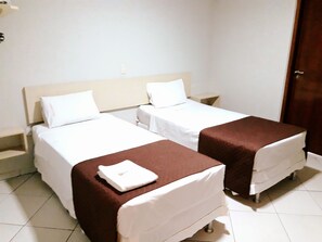 Minibar, iron/ironing board, free WiFi, bed sheets - Londres Royal Hotel (Londrina)