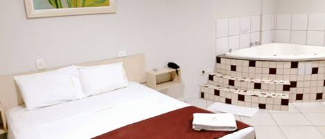 Suite Premium | Frigobar, ferros/tábuas de passar roupa, Wi-Fi de cortesia