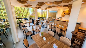 Café da manhã com buffet grátis todos os dias