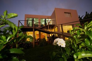 Majoituspaikan julkisivu illalla/yöllä